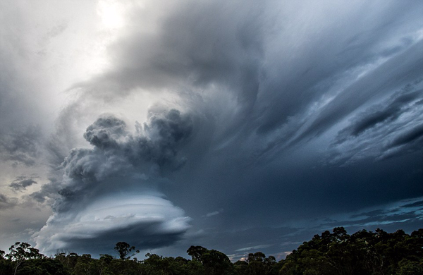 澳摄影师拍到罕见积雨云酷似不明飞行物