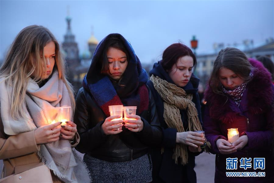 （国际）（4）圣彼得堡市民为地铁爆炸案遇难者哀悼祈福
