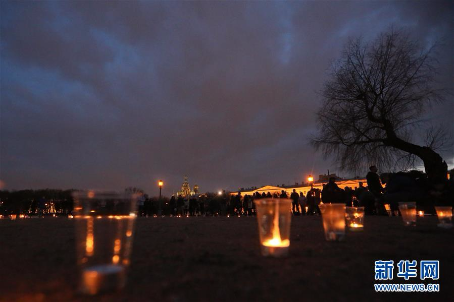 （国际）（5）圣彼得堡市民为地铁爆炸案遇难者哀悼祈福