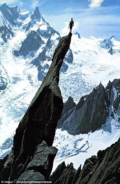 法国著名登山运动员1944年登顶一处尖顶山峰,傲然独立.