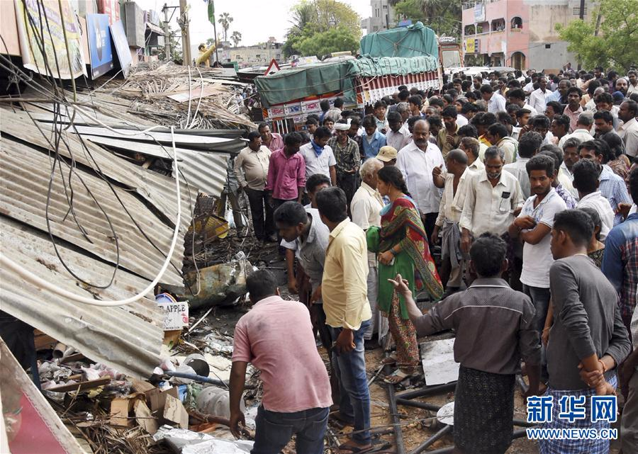 （外代一线）（3）印度一卡车失控冲进人群致多人死伤