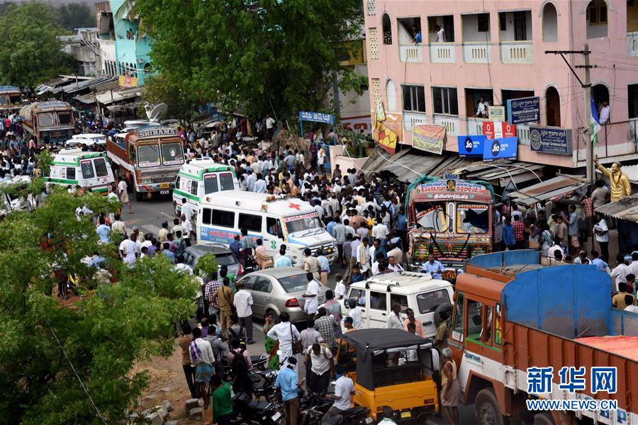 （外代一线）（4）印度一卡车失控冲进人群致多人死伤