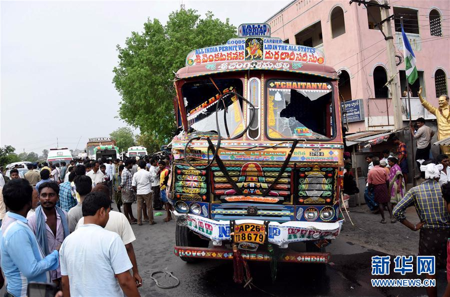 （外代一线）（6）印度一卡车失控冲进人群致多人死伤