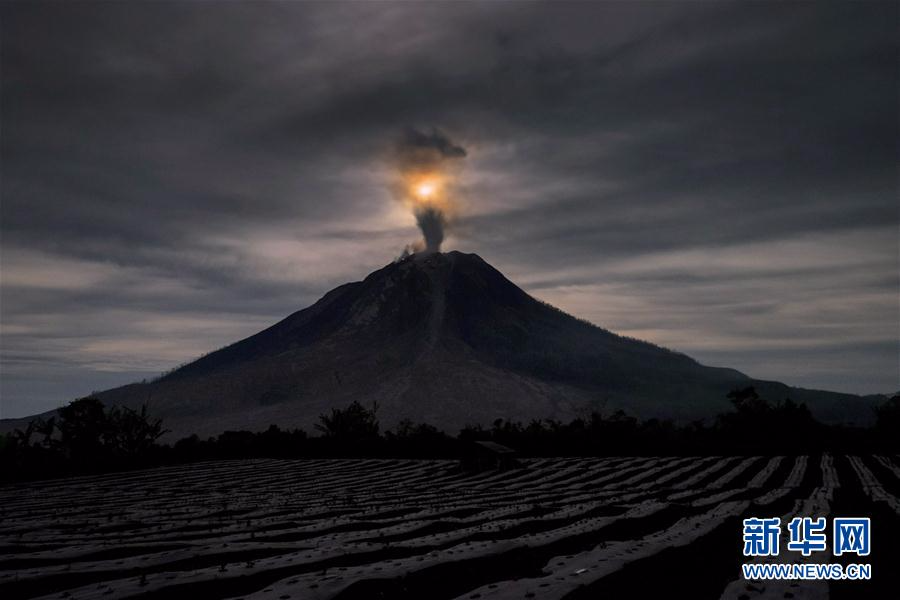 印尼锡纳朋火山喷发-影像中心-浙江在线