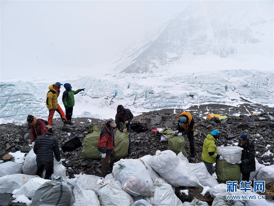 （社会）（3）珠峰北坡启动“清洁行动”