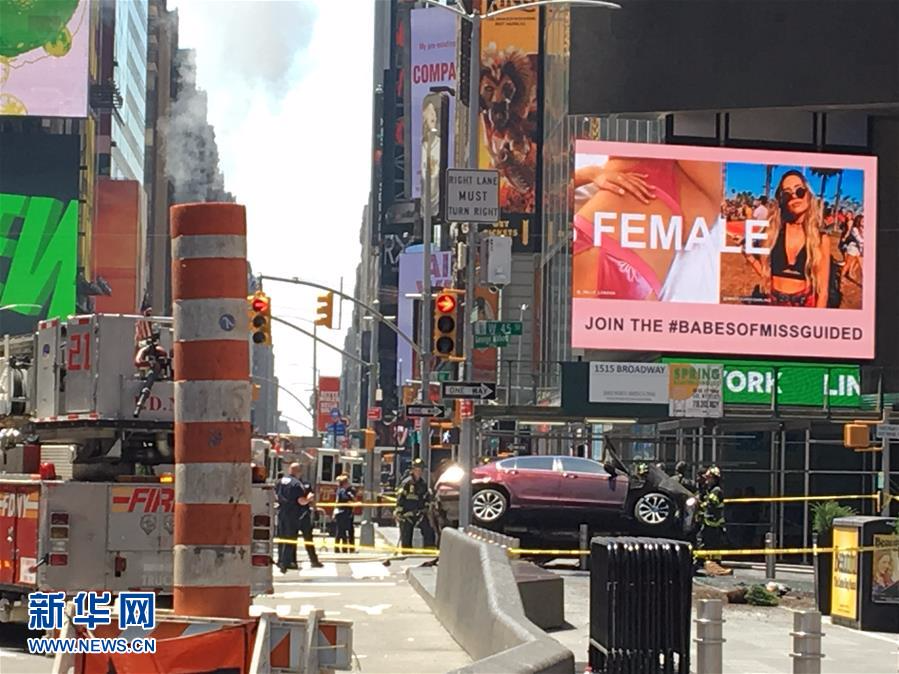 （国际）（1）汽车冲上纽约时报广场人行道致1死12伤