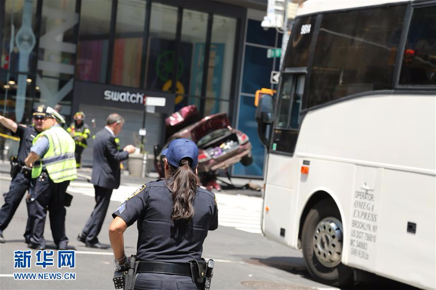 （国际）（1）汽车冲上纽约时报广场人行道致1死12伤