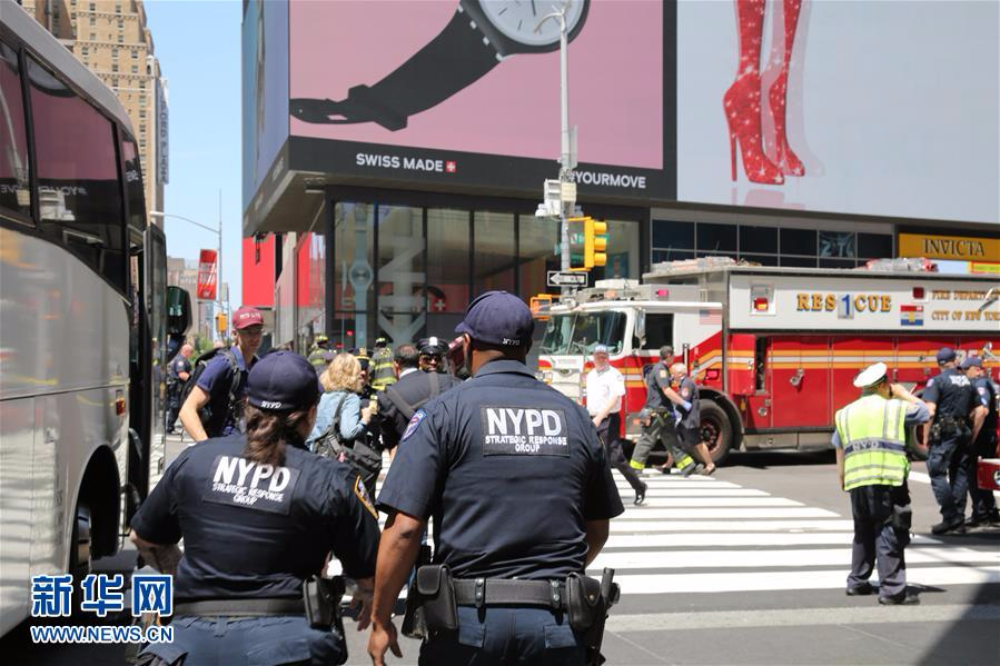 （国际）（2）汽车冲上纽约时报广场人行道致1死12伤