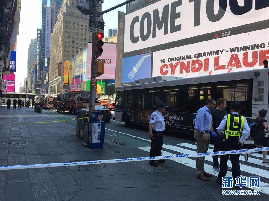 （国际）（3）汽车冲上纽约时报广场人行道致1死12伤