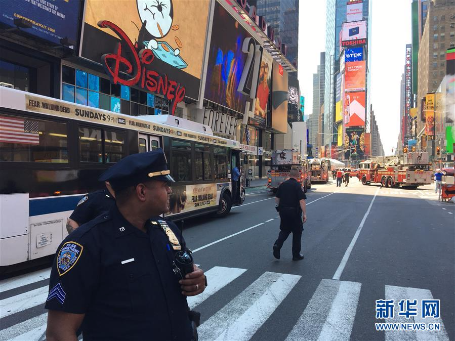 （国际）（4）汽车冲上纽约时报广场人行道致1死12伤