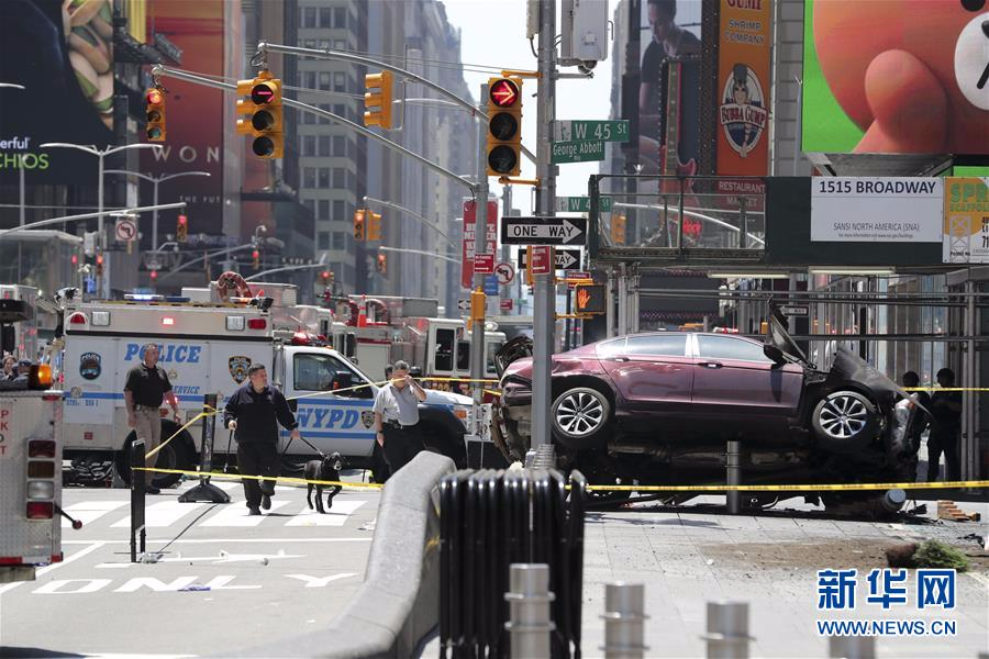 （国际）（5）汽车冲上纽约时报广场人行道致1死12伤