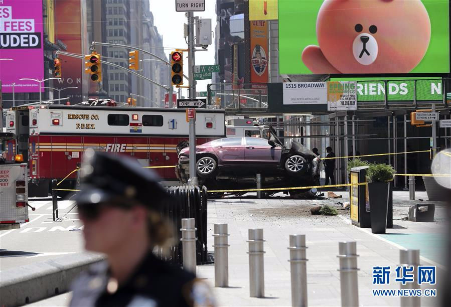 （国际）（6）汽车冲上纽约时报广场人行道致1死12伤