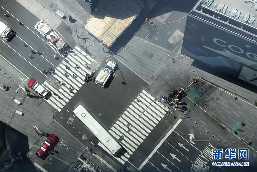 （国际）（7）汽车冲上纽约时报广场人行道致1死12伤