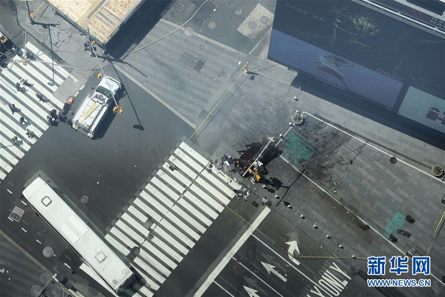 （国际）（8）汽车冲上纽约时报广场人行道致1死12伤