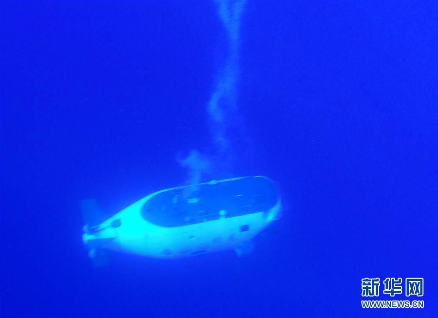 （在世界最深处下潜·图文互动）（2）“蛟龙”号进行今年马里亚纳海沟最后一潜