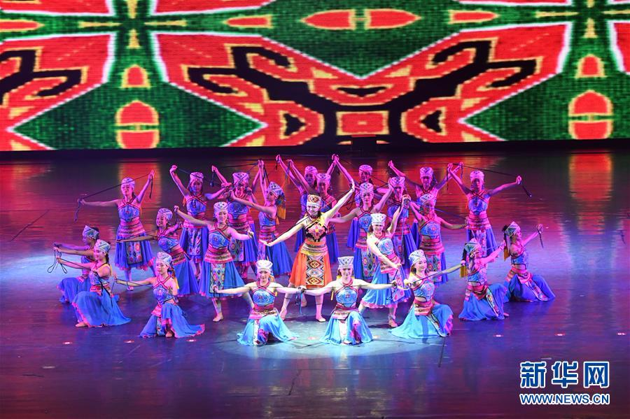 （文化）（1）大型土家歌舞剧《天上黄水》进行2017首场演出