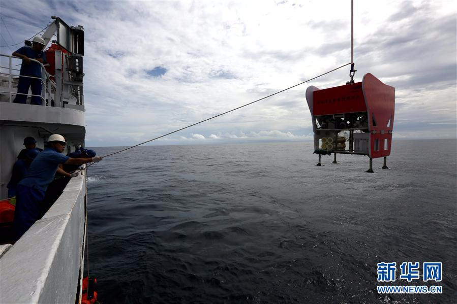 （“蛟龙”潜深渊·图文互动）（1）我国科考队员在雅浦海沟成功采集8000米深海钩虾