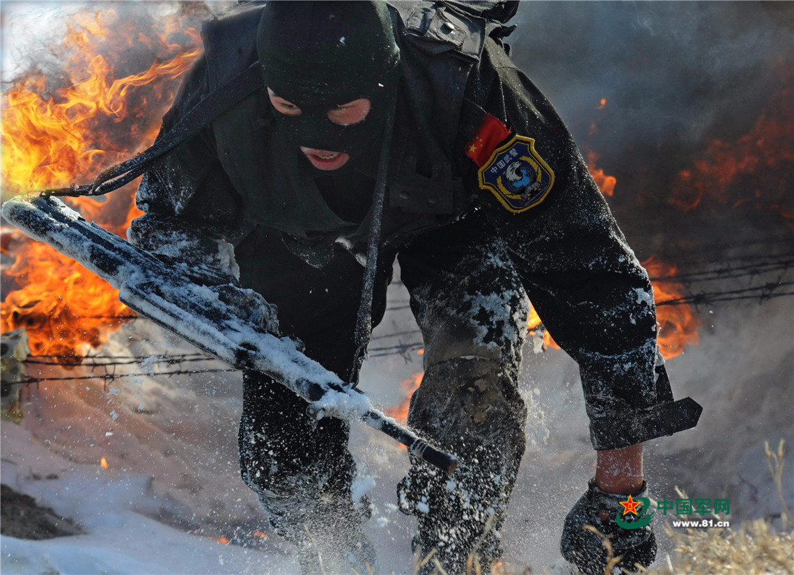 武警雪豹突击队队员正在进行特战训练.武警北京总队供图