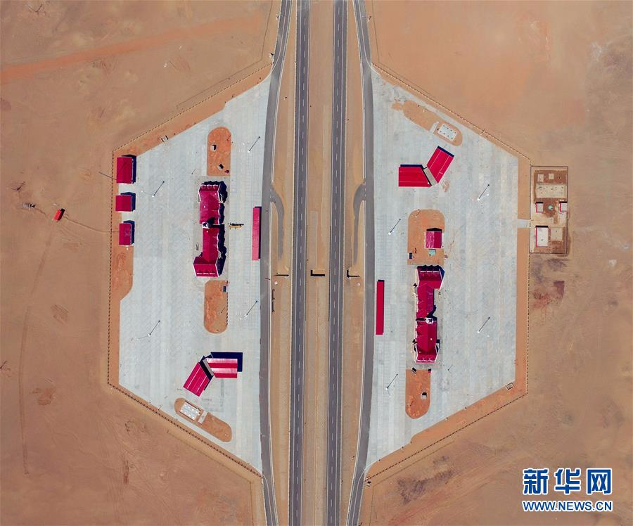 （砥砺奋进的五年·重大工程巡礼·图文互动）（2）大漠变通途——世界上最长的穿越沙漠高速公路建设纪实