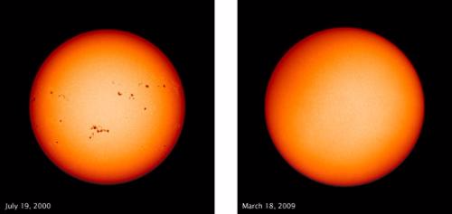 左图为2000年的太阳黑子图像；右图为2009年的太阳黑子图像。(图片来源：NASA)