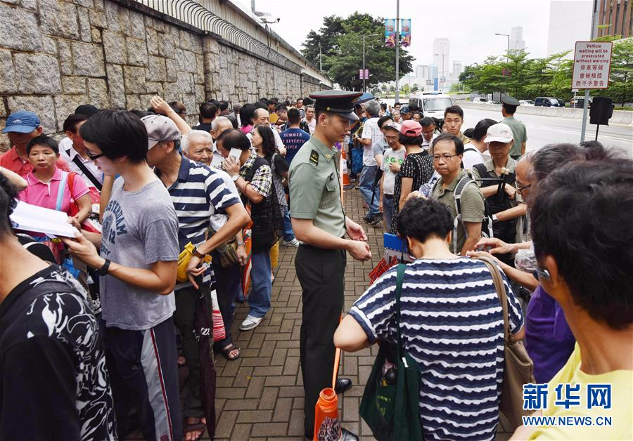 （图文互动）（3）“辽宁号”发放参观券　香港市民冒雨通宵排队冀睹航母风采