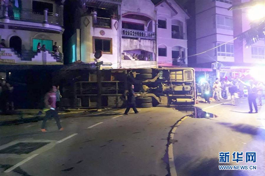 （国际）（1）载有中国游客的大巴在普吉府翻车造成2死24伤