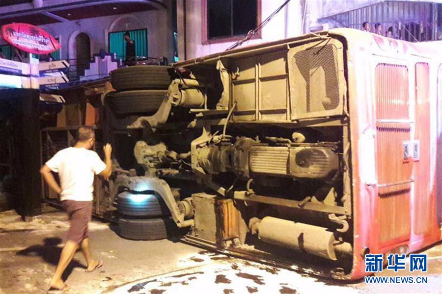 （国际）（2）载有中国游客的大巴在普吉府翻车造成2死24伤