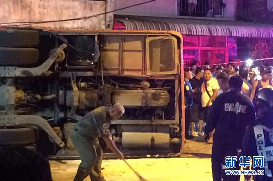 （国际）（3）载有中国游客的大巴在普吉府翻车造成2死24伤