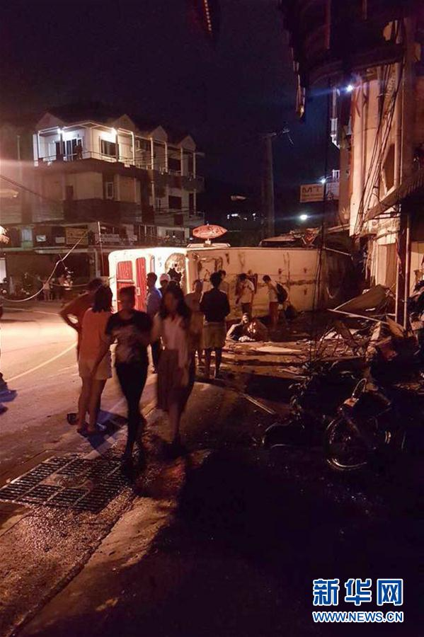 （国际）（4）载有中国游客的大巴在普吉府翻车造成2死24伤