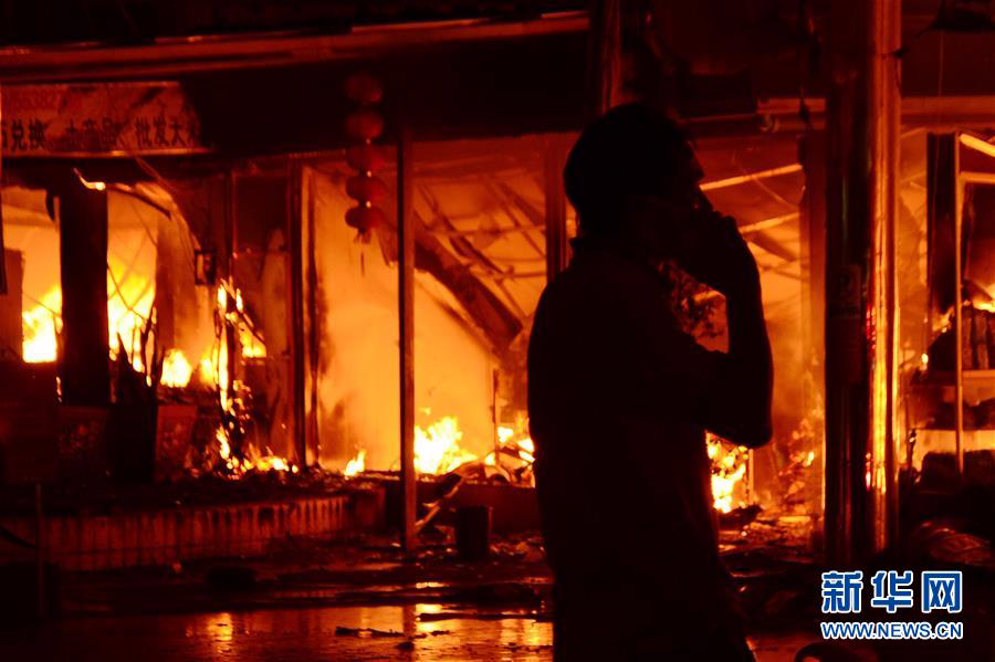 （XHDW）（5）老挝首都一商贸城发生严重火灾 多为中国商户