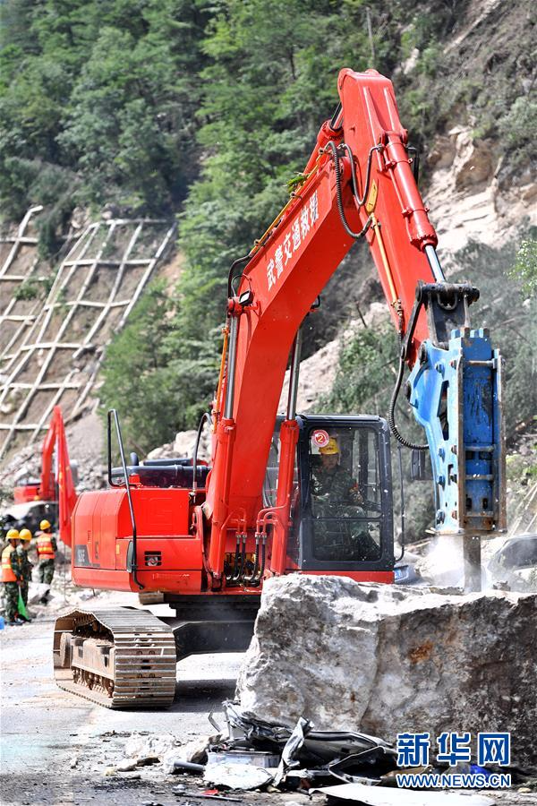 （九寨沟地震）（7）滑坡不断 道路疏通任务艰巨