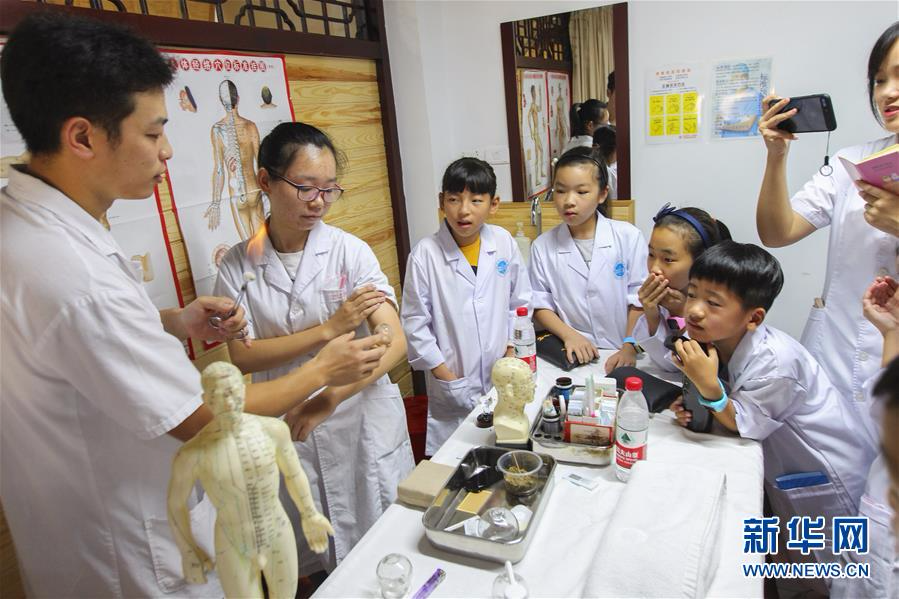 #（社会）（1） 浙江温州：小学生进医院 体验一日“小医师”