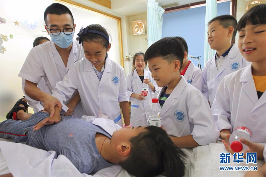 #（社会）（2） 浙江温州：小学生进医院 体验一日“小医师”