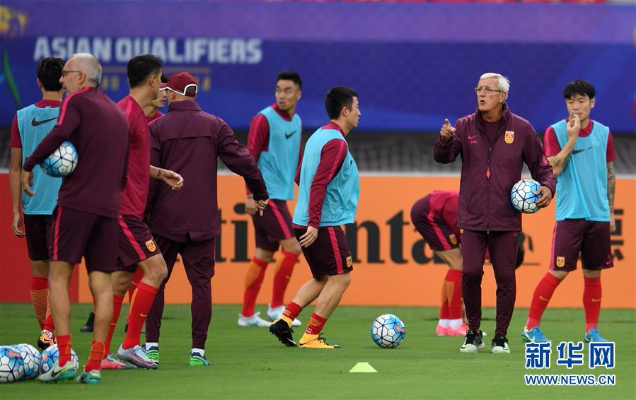 （体育）（1）足球——世预赛：中国队进行适应场地训练