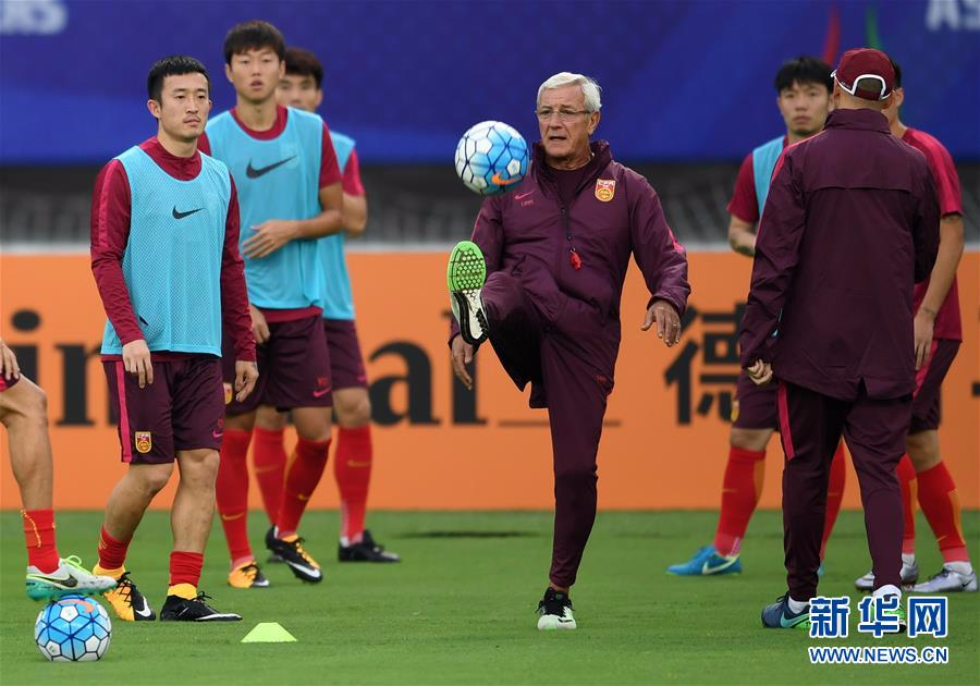 （体育）（4）足球——世预赛：中国队进行适应场地训练