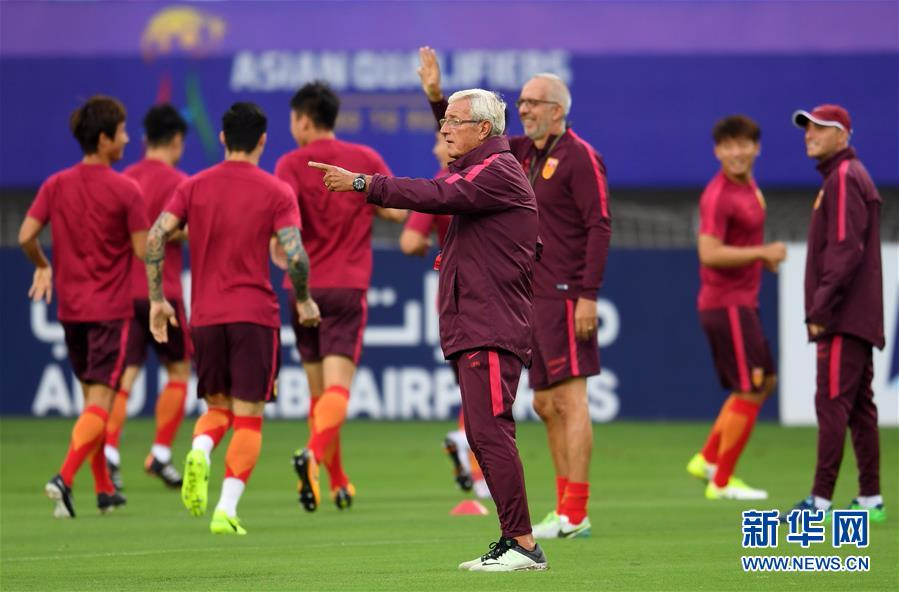 （体育）（5）足球——世预赛：中国队进行适应场地训练