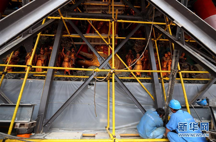 上海玉佛禅寺百年古建筑大雄宝殿开始平移