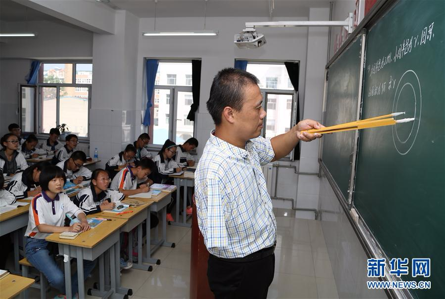 9月7日,黄骅市第三中学教师李福龙在上数学课.新华社发(傅新春 摄)