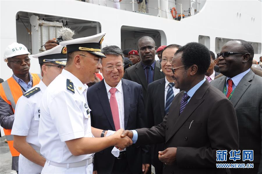（国际）（1）中国海军和平方舟医院船首访塞拉利昂