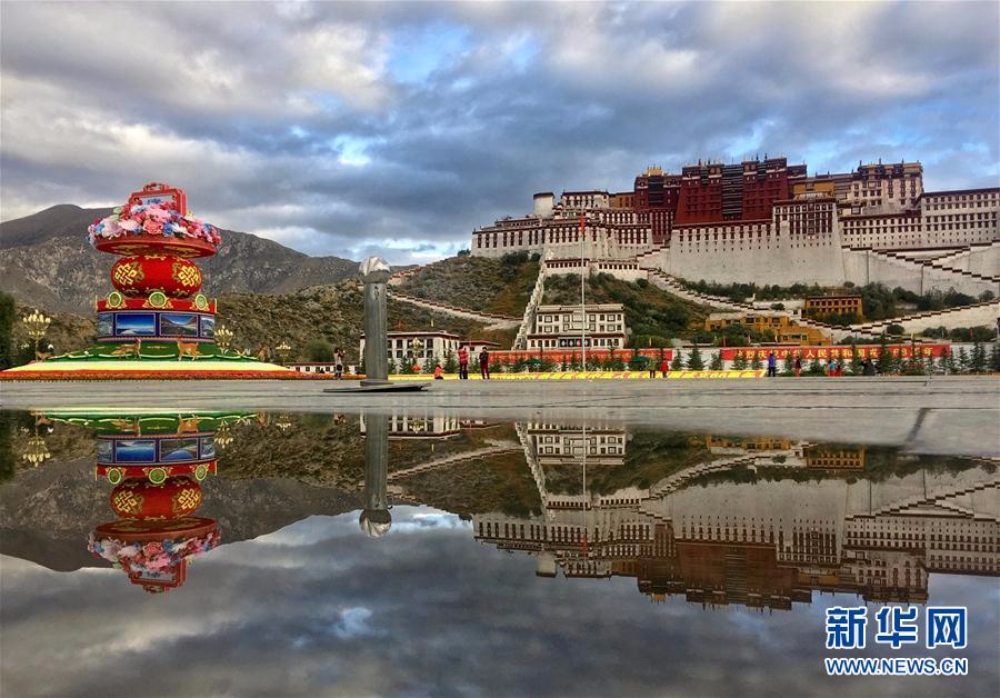 （社会）（2）西藏：布达拉宫广场花团锦簇迎国庆