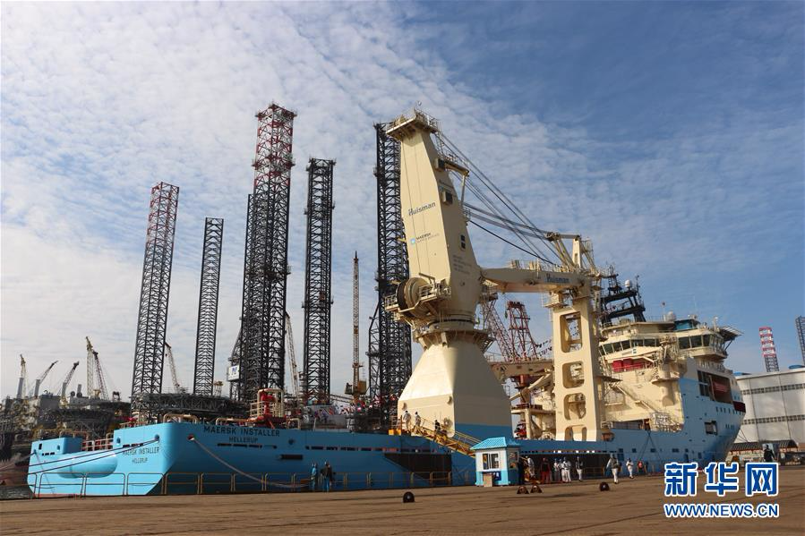 （图文互动）中国首艘出口超深水海工作业船在大连交付