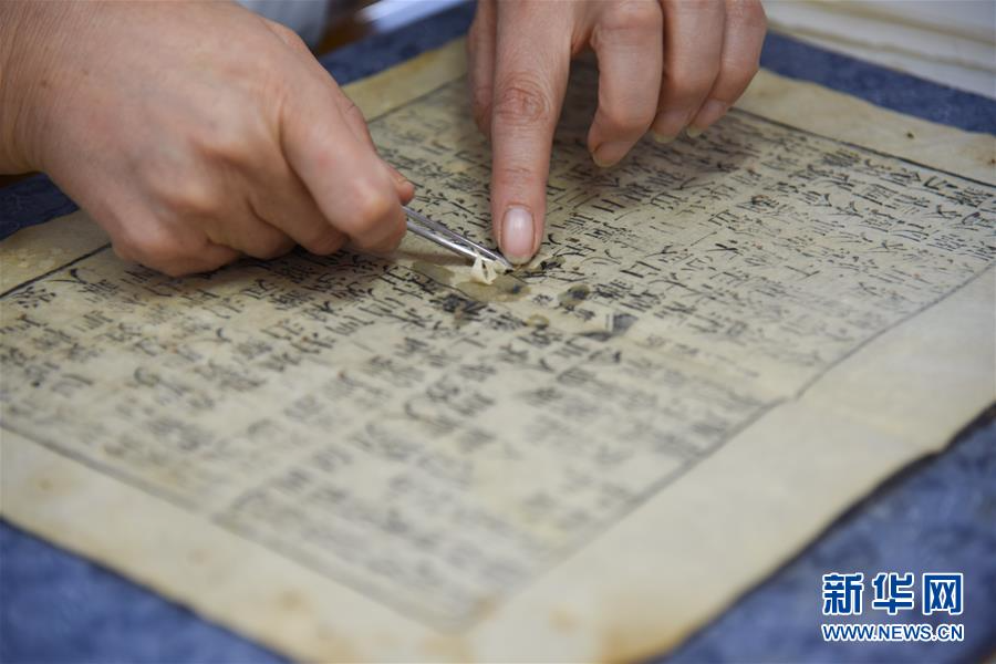 （XHDW·图文互动）（3）中国古籍修复师：一颗匠心让千年古籍代代相传