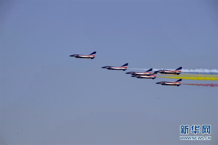 （国际·图文互动）（2）中国空军八一飞行表演队圆满完成迪拜航展首次检验性飞行表演
