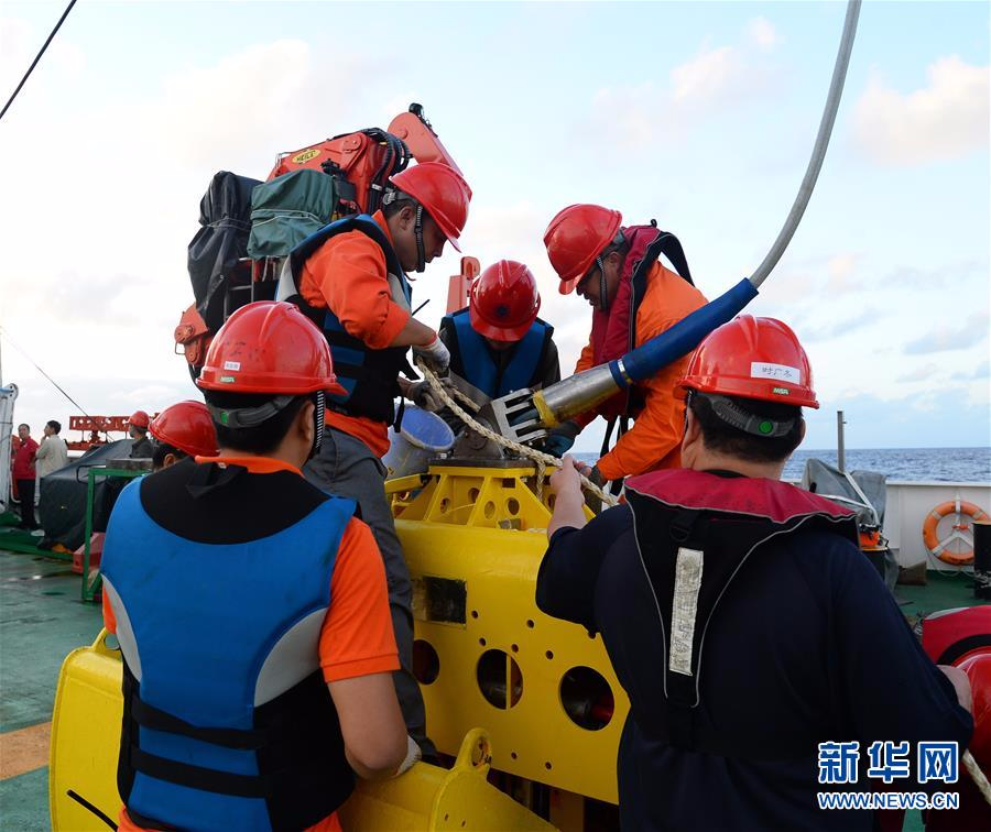 （科技）（1）中国首次环球海洋综合科考开展电视抓斗作业