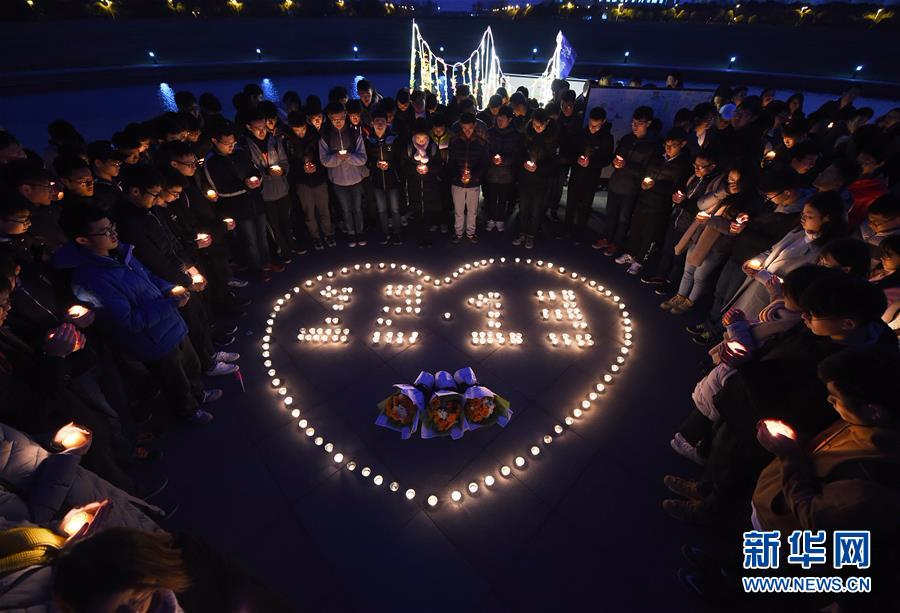 南京:大学生开展烛光祭等活动 悼念南京大屠