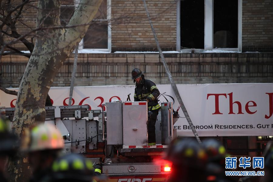 （国际）（2）纽约一公寓楼发生火灾14人受伤