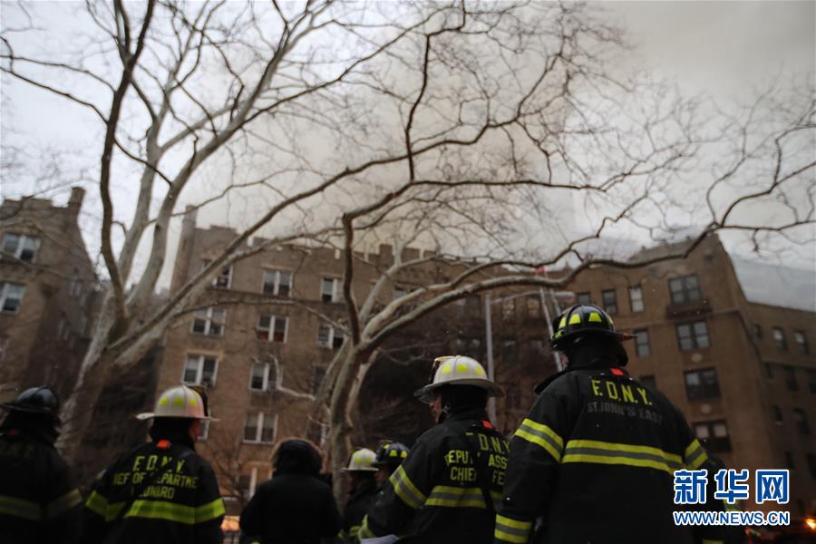 （国际）（5）纽约一公寓楼发生火灾14人受伤