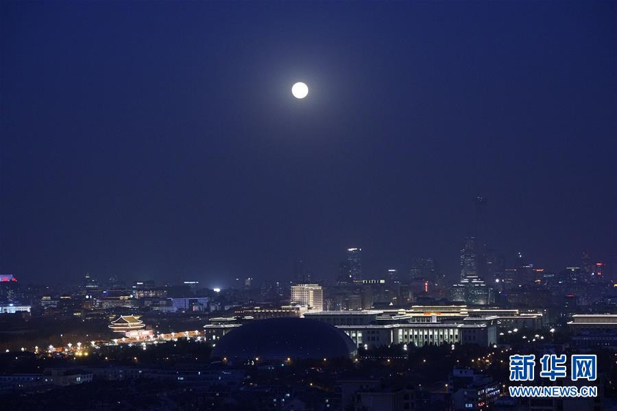 （社会）（3）天幕上演月全食美景 华夏共度“红月亮之夜”