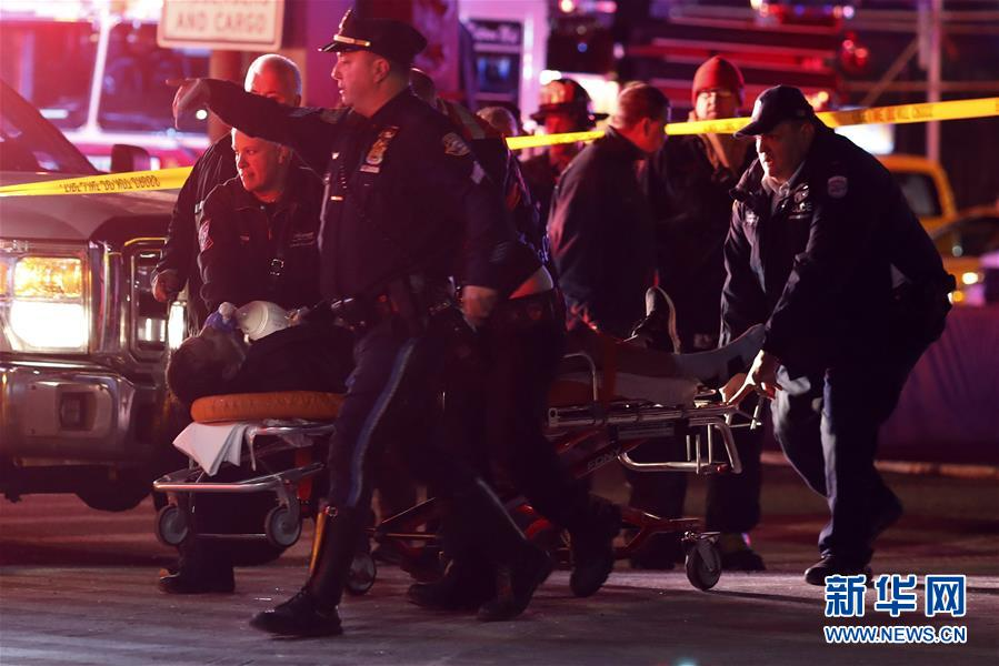 （国际）（2）美国纽约一架直升机坠河至少2人死亡