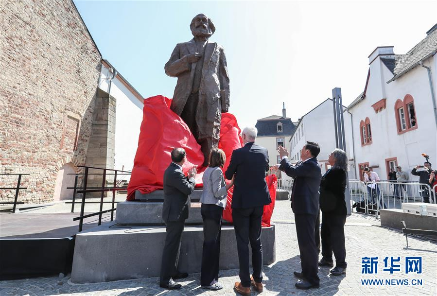 （国际）（2）中国赠送马克思雕像在德国特里尔揭幕